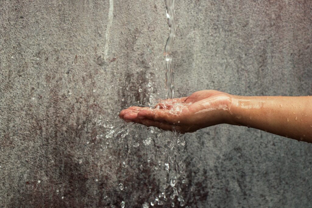 Mains sous un filet d'eau lors des ablutions (Wudhu)